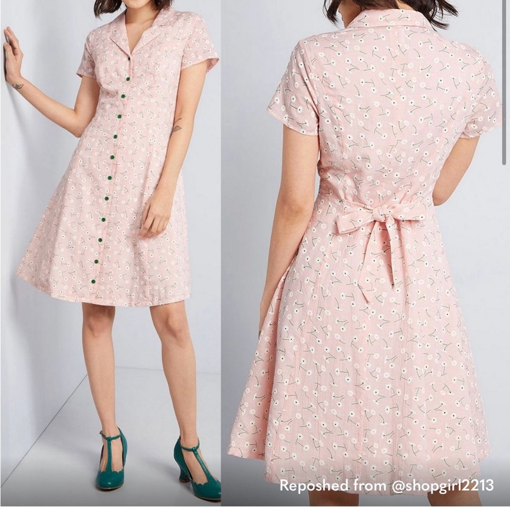 ModCloth purple lilac Daytime Dynamo Daisy button up dress size Medium M.